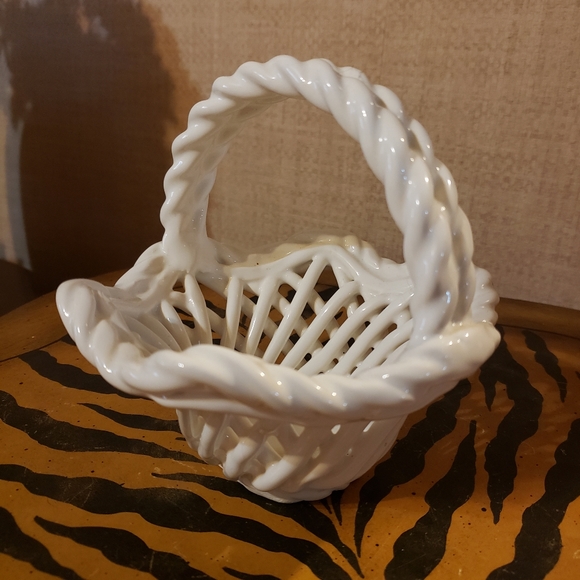 Small white ceramic basket - Picture 2 of 6